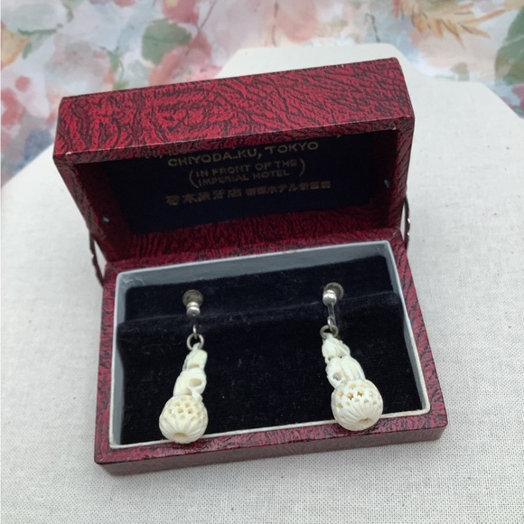 Vintage Carved Elephant  screw back earrings with box - Picture 4 of 4